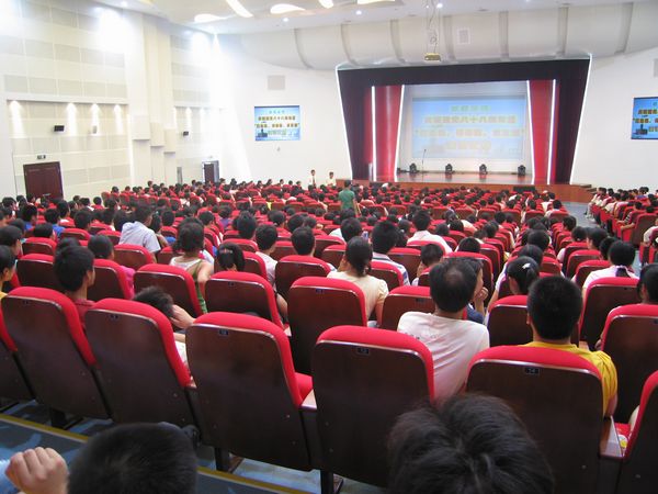 慶祝建黨八十八周年“應(yīng)危機(jī)、講奉獻(xiàn)、求發(fā)展”演講比賽